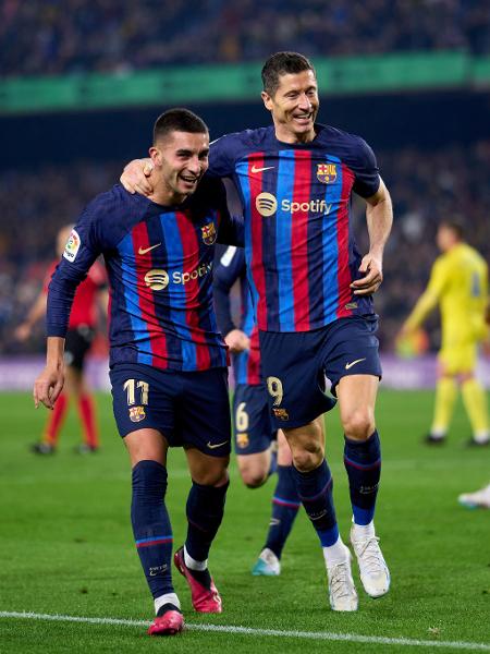Ferran Torres e Robert Lewandowski comemoram gol do Barcelona contra o Cadiz - Alex Caparros/Getty Images