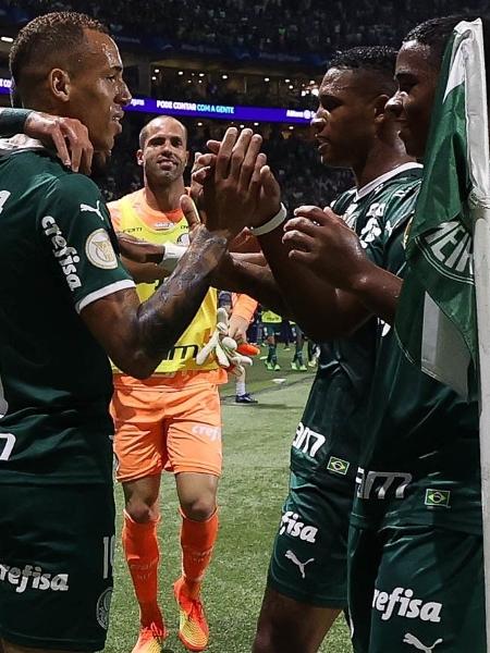 Breno Lopes comemorando gol com outros jogadores do Palmeiras. - César Greco/Palmeiras