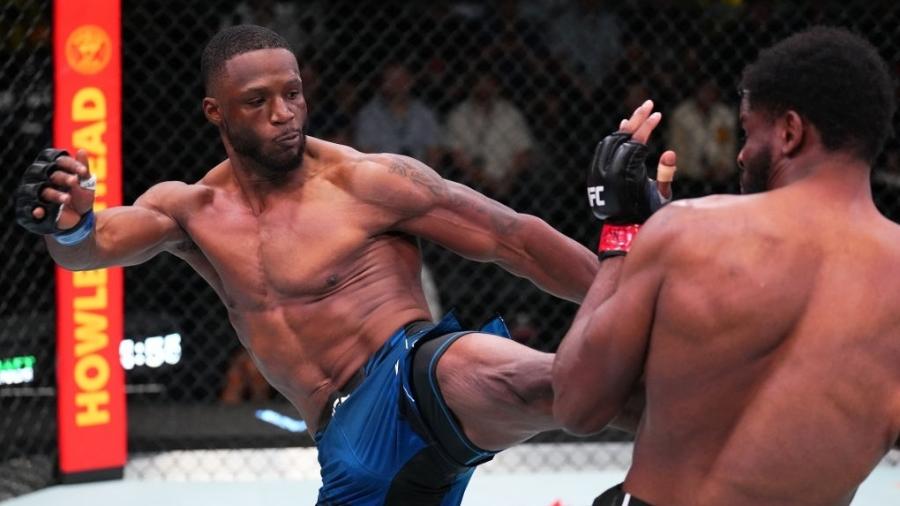 Karl Roberson (esquerda) em ação pelo UFC em luta de 2022 - Chris Unger/Getty