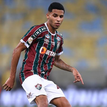 Alexsander em ação pelo Fluminense