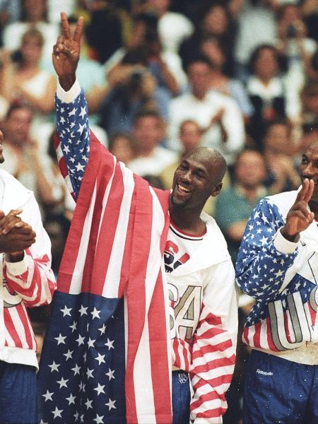 Michael Jordan utilizando jaqueta da Reebok durante entrega de medalhas nos Jogos Olímpicos de 1992. - Ray Stubblebine/REUTERS