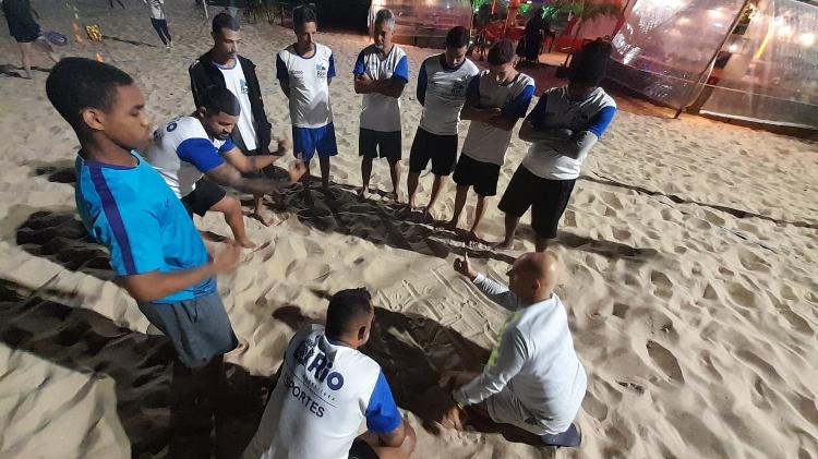 Carlos Dreux, do beach soccer do Botafogo, passa instrução ao time de surdos