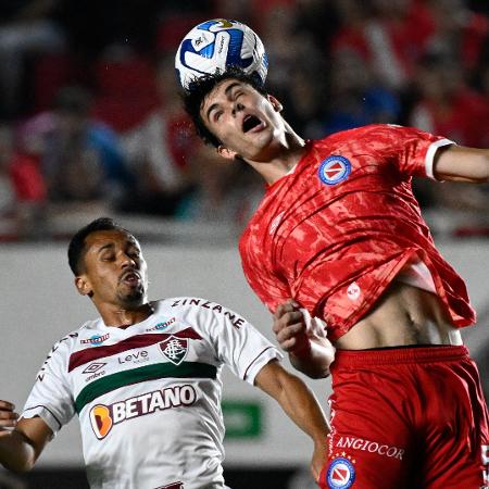 Lima, do Fluminense, e Redondo, do Argentinos Juniors, disputam a bola em jogo da Libertadores