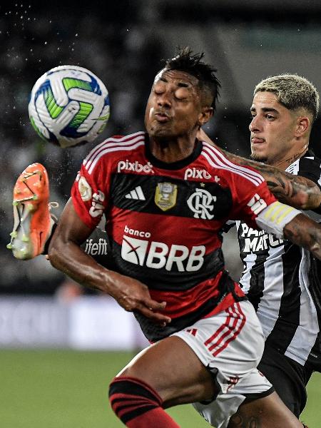 Bruno Henrique, do Flamengo, e JP, do Botafogo, brigam pela bola em partida do Campeonato Brasileiro