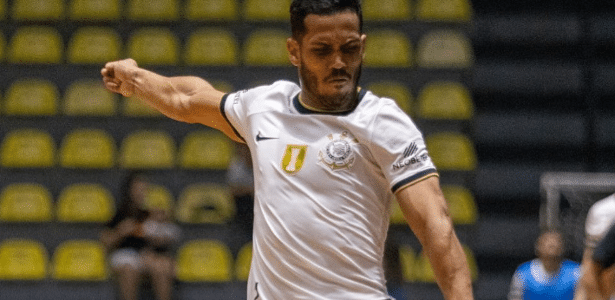 Melhor jogador de futsal do mundo revela carinho pelo Corinthians: 'Sou do  bando de loucos