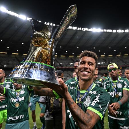 Marcos Rocha, do Palmeiras, com a taça do Brasileirão 2023