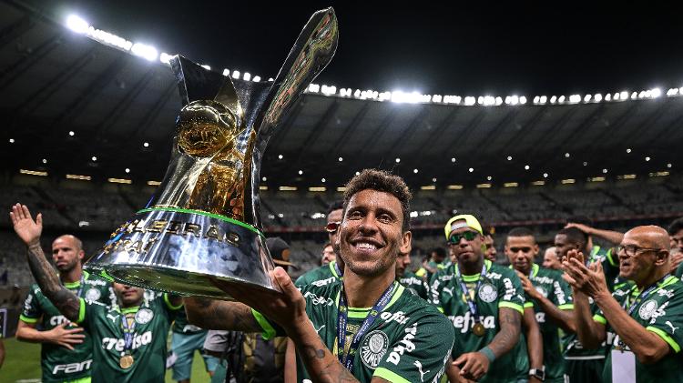 Marcos Rocha, do Palmeiras, com a taça do Brasileirão 2023