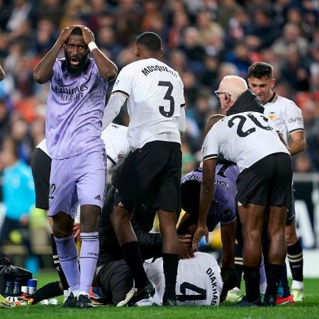 La reacción de los jugadores ante la grave lesión de Diakhaby en el Valencia x Real Madrid