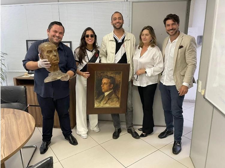 Ana Luiza e Gabriel (centro), trinetos de José Augusto Prestes, visitam o Vasco e fazem doação