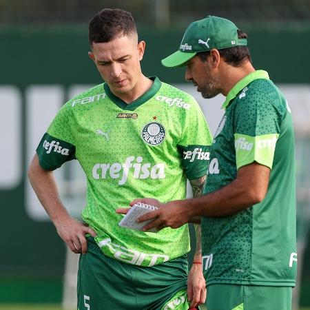 Jogadores do Palmeiras fazem ensaios táticos sob os olhares de Abel Ferreira