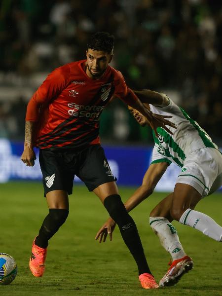 Kaíque Rocha disputando a bola na partida entre Juventude x Athletico-PR