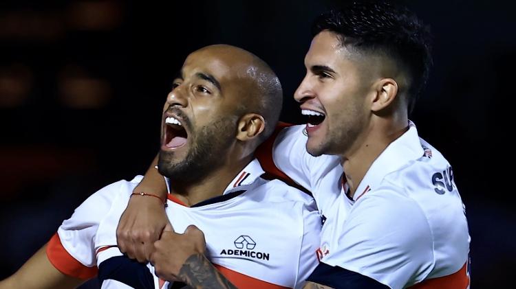 Lucas e Rodrigo Nestor comemoram gol marcado pelo São Paulo contra o Cruzeiro pelo Campeonato Brasileiro