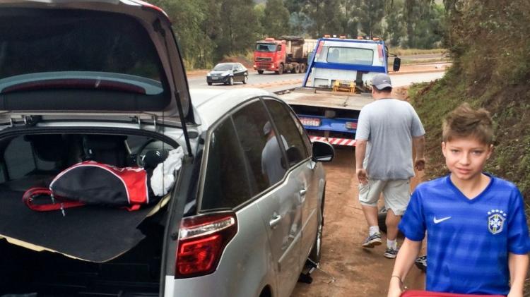 Arthur, com 11 anos, no dia em o pneu do carro de seu pai, Dirceu, furou antes do Brasil x Alemanha