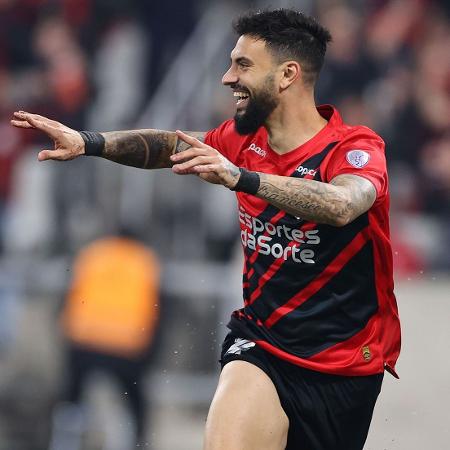 Gonzalo Mastriani, atacante do Athletico Paranaense, celebra gol sobre o Cerro Porteño, na Copa Sul-Americana