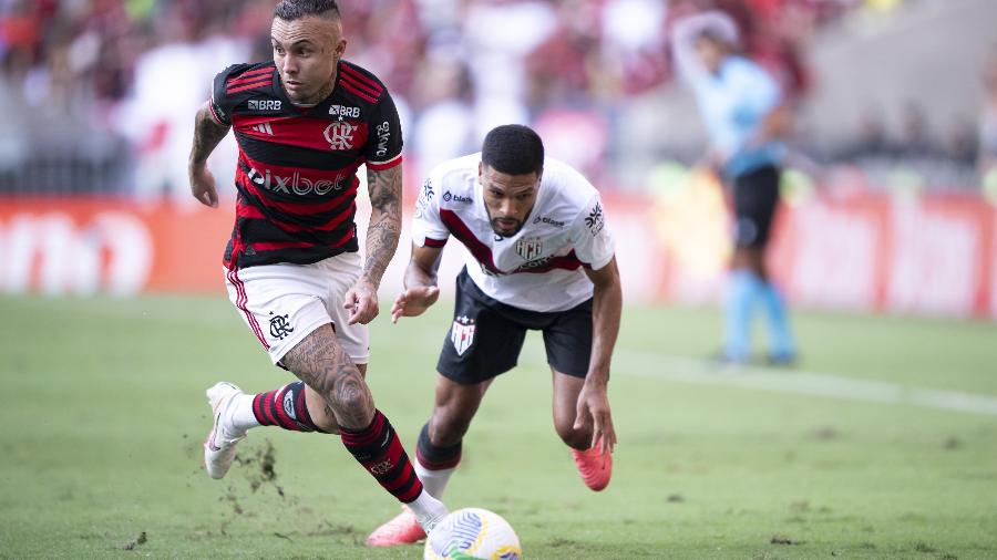 Everton Cebolinha em ação durante jogo entre Flamengo e Atlético-GO, pelo Brasileirão