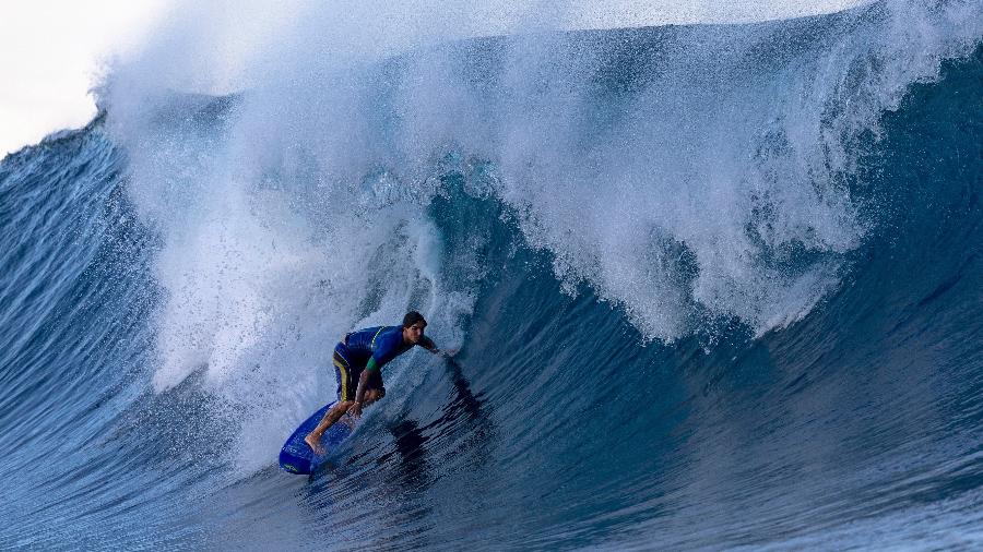 Gabriel Medina em ação durante embate de surfe contra Kanoa Igarashi nas Olimpíadas