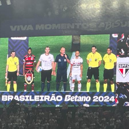 Árbitro Leandro Vuaden com o filho, Felipe, em ação de marketing de dia dos pais antes de São Paulo x Flamengo