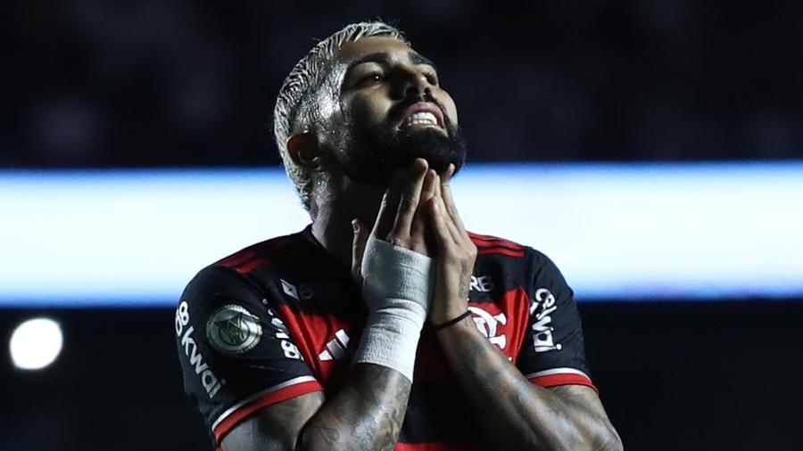 Gabigol, do Flamengo, se lamenta durante jogo contra o São Paulo, pelo Brasileirão