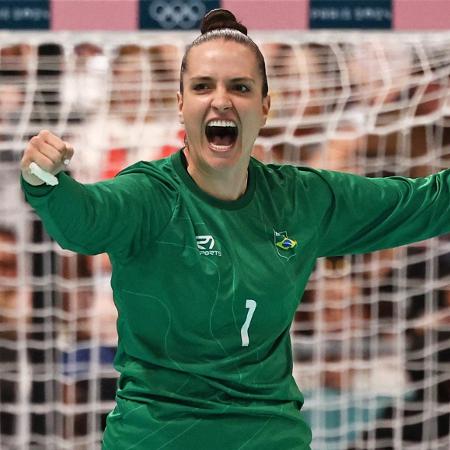 Gabriela Moreschi, goleira do Brasil, durante partida contra Angola no handebol nas Olimpíadas