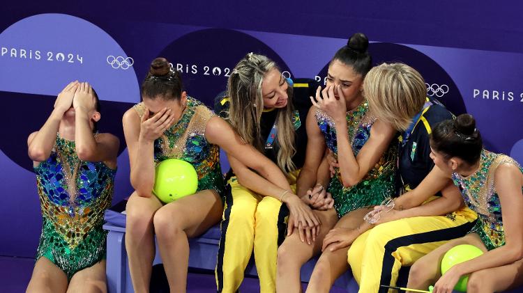 Victoria Borges sendo consolada após a apresentação do conjunto do Brasil na classificatória da ginástica rítmica nas Olimpíadas de Paris