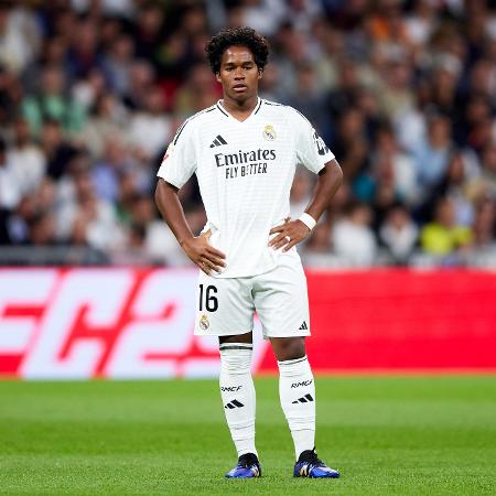 Endrick observa jogada na partida entre Real Madrid e Alavés pelo Campeonato Espanhol 2024/2025 - Alvaro Medranda/Quality Sport Images/Getty Images