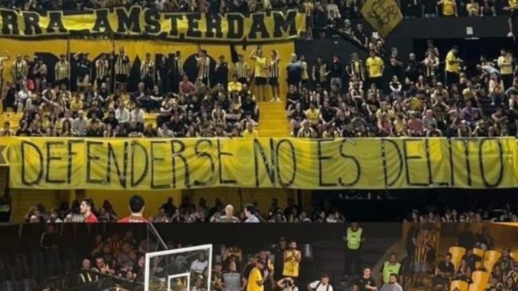 Faixa da torcida do Peñarol em jogo de basquete: "Defenderse no es delito (se defender não é delito)