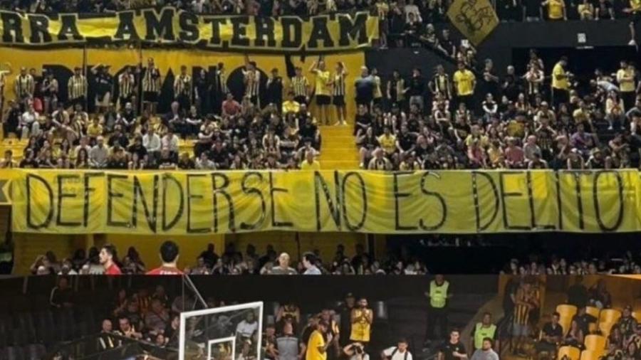 Faixa da torcida do Peñarol em jogo de basquete: "Se defender não é crime": vitimização