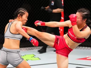 Chinesa é nocauteada com chute na cabeça no UFC e sai de maca; veja