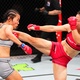 Chinesa é nocauteada com chute na cabeça no UFC e sai de maca; veja