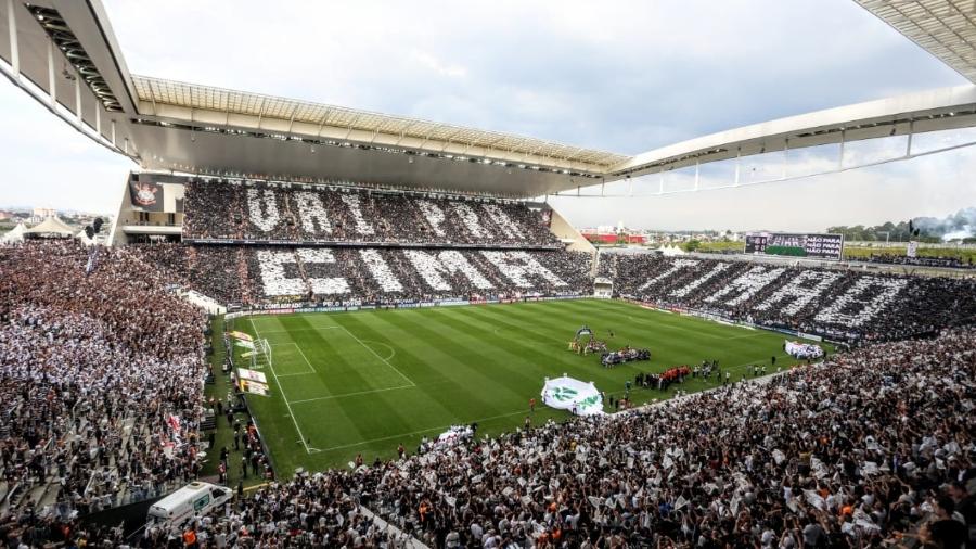 Torcida do Corinthians faz mosaico antes de jogo na Neo Química Arena