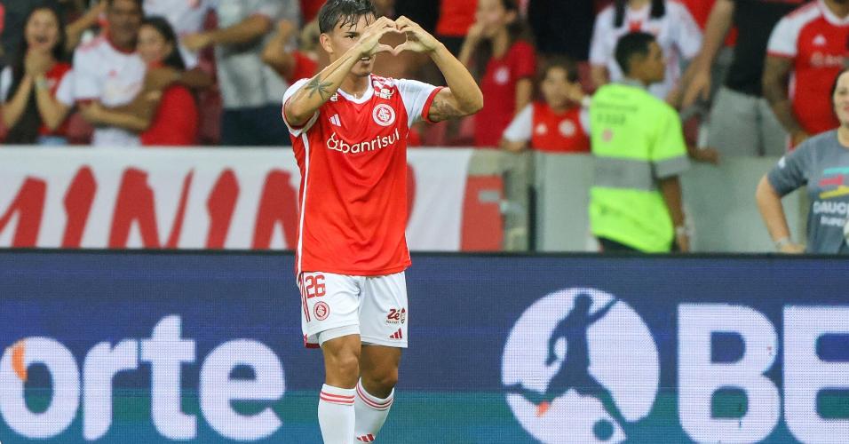 Bernabei comemora gol da vitória do Inter contra o Avenida