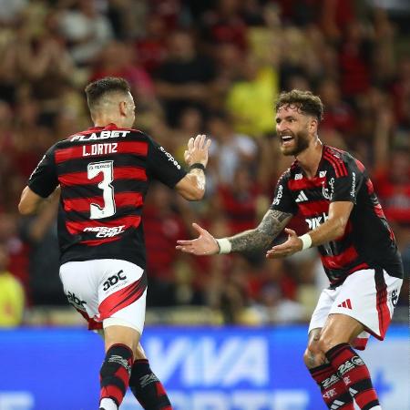Léo Ortiz e Léo Pereira comemoram gol do Flamengo em goleada sobre o Maricá Léo Ortiz e Léo Pereira comemoram gol do Flamengo em goleada sobre o Maricá