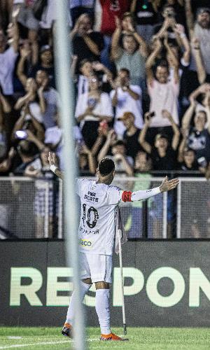 Neymar comemora gol olímpico pelo Santos em jogo contra a Inter de Limeira, pelo Paulistão