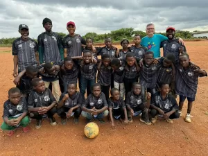 Santos doa 100 uniformes para escolinha de futebol de órfãos no Congo