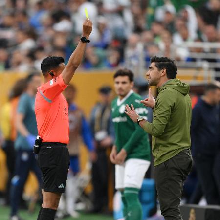 Técnico se revoltou com árbitro Said Martinez no 2º tempo do jogo do Mundial Técnico se revoltou com árbitro Said Martinez no 2º tempo do jogo do Mundial