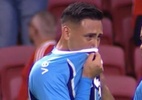 Zagueiro do Grêmio faz 2 pênaltis no 1° tempo e chora em campo; veja lances