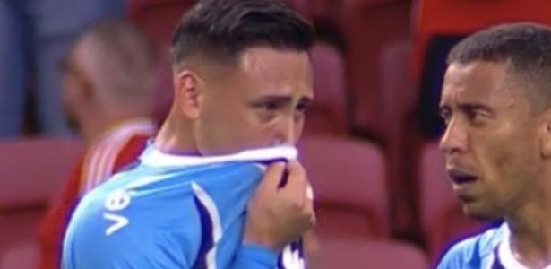 Zagueiro do Grêmio comete duas penalidades e se emociona durante partida.