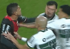 Zagueiro é expulso após cotovelada e dá tapa em adversário na Série B