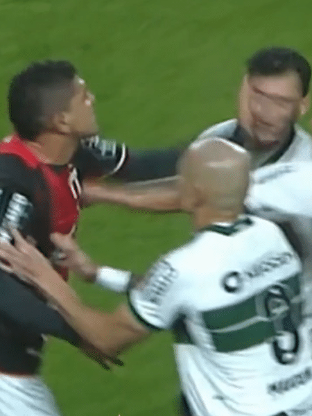 Edson, do Botafogo-SP, deu um tapa no rosto de Zeca, do Coritiba, pela Série B Edson, do Botafogo-SP, deu um tapa no rosto de Zeca, do Coritiba, pela Série B