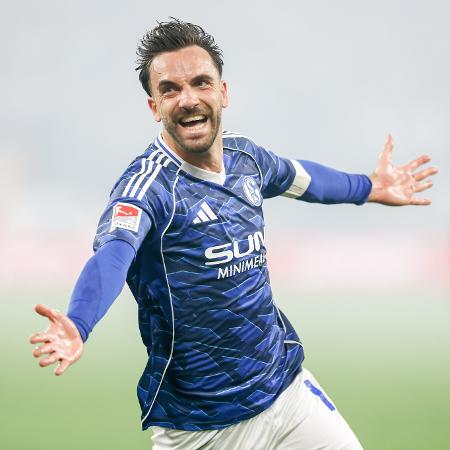 Kenan Karaman comemora gol que garantiu acesso do Schalke 04 à primeira divisão