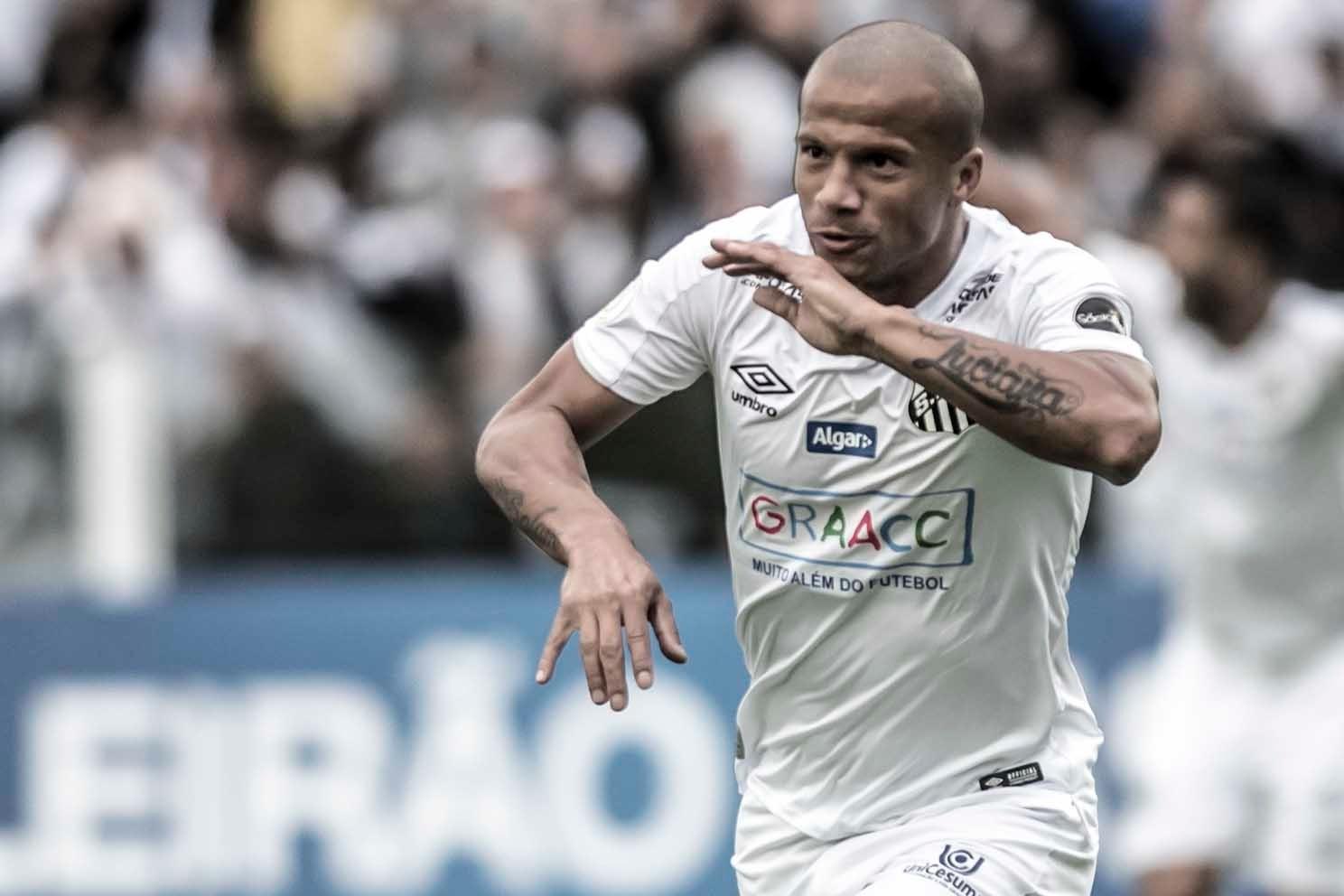 Carlos Sánchez comemora um dos seus gols com a camisa do Santos - undefined
