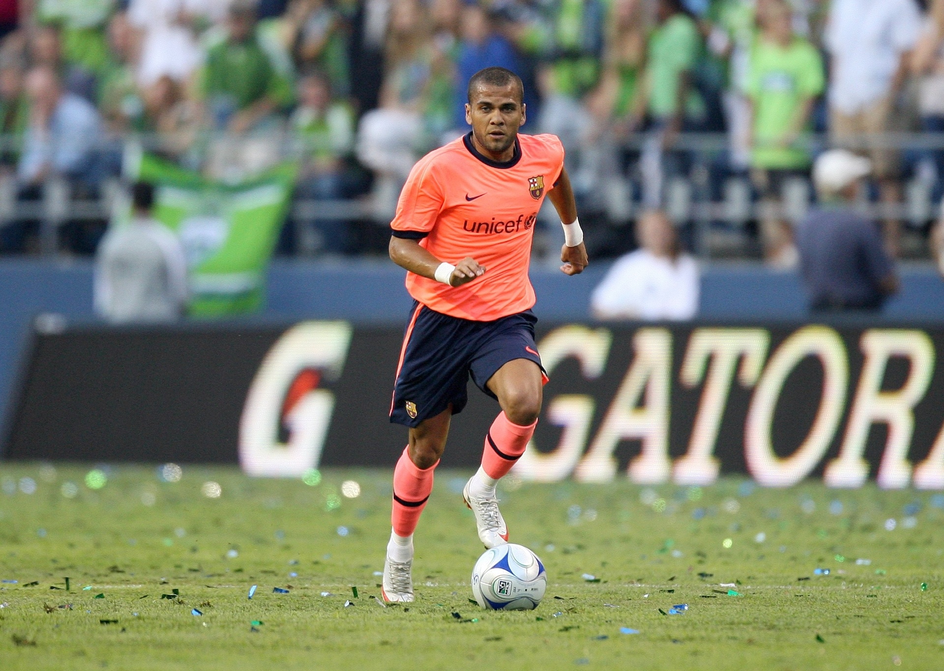 Daniel Alves já deu 86 assistências desde a chegada no Barcelona - Otto Greule Jr/Getty Images