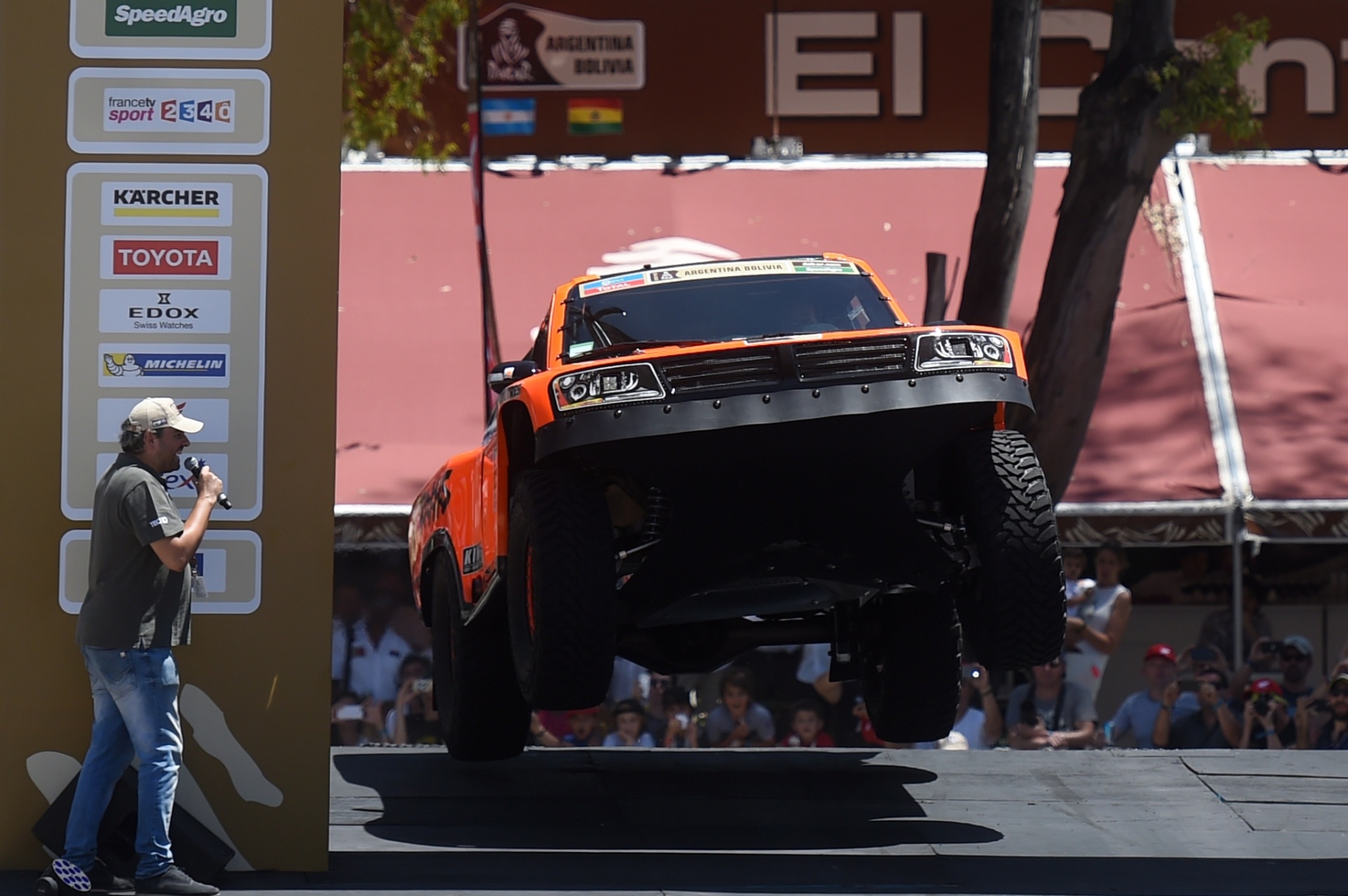 O Hummer do americano Robby Gordon durante a largada do rali Dacar 2016 - EITAN ABRAMOVICH/AFP