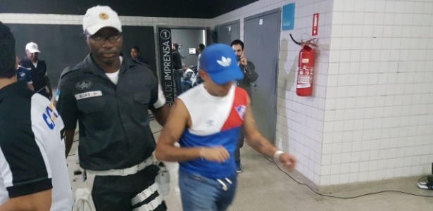 Torcedor do Nacional-URU detido pela polícia no Nilton Santos - Bernardo Gentile/UOL
