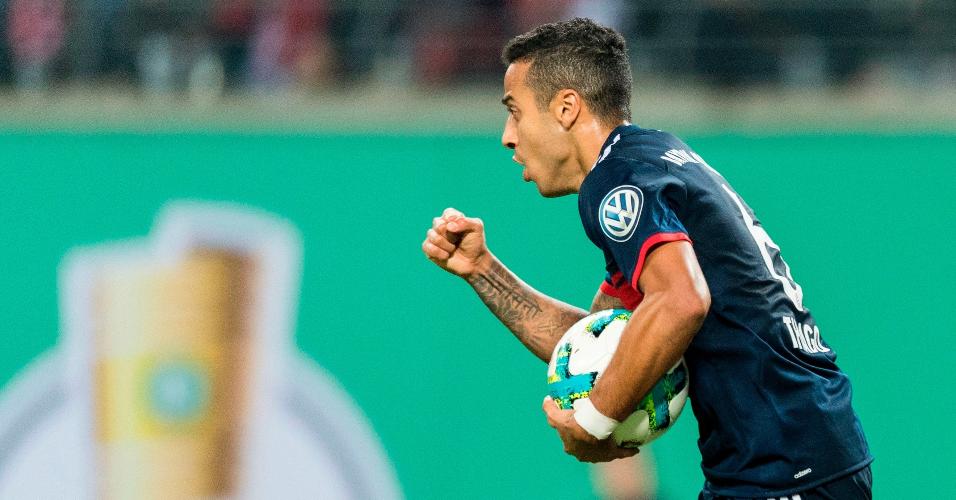 Thiago Alcântara comemora gol marcado para o Bayern contra o RB Leipzig