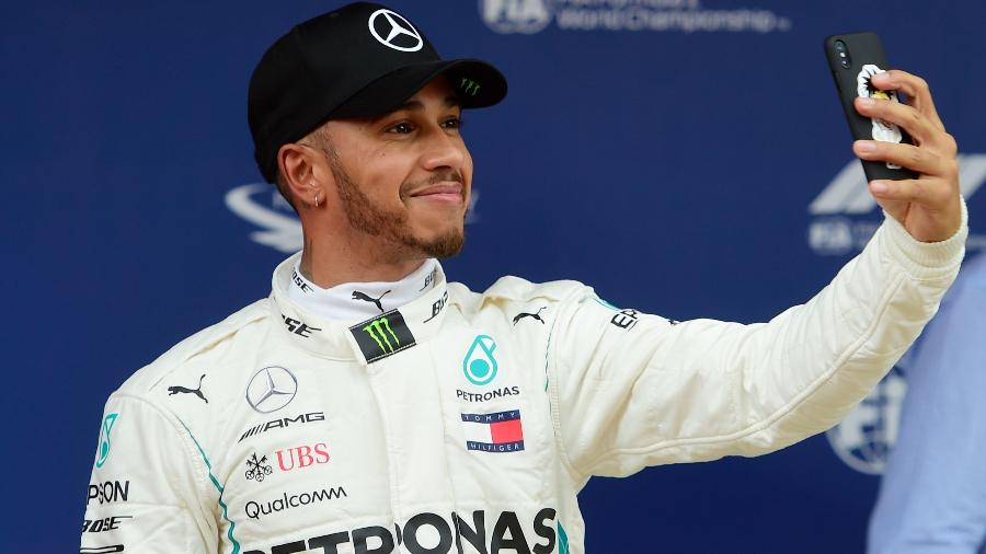 Lewis Hamilton tira uma selfie após cravar a pole para o GP da Espanha - Pierre-Philippe Marcou/AFP