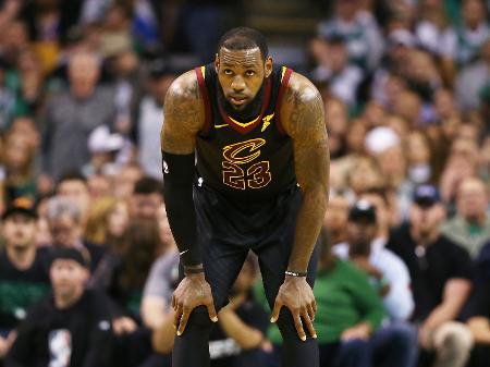 LeBron James durante partida entre Celtics e Cavaliers na NBA - Maddie Meyer/Getty Images