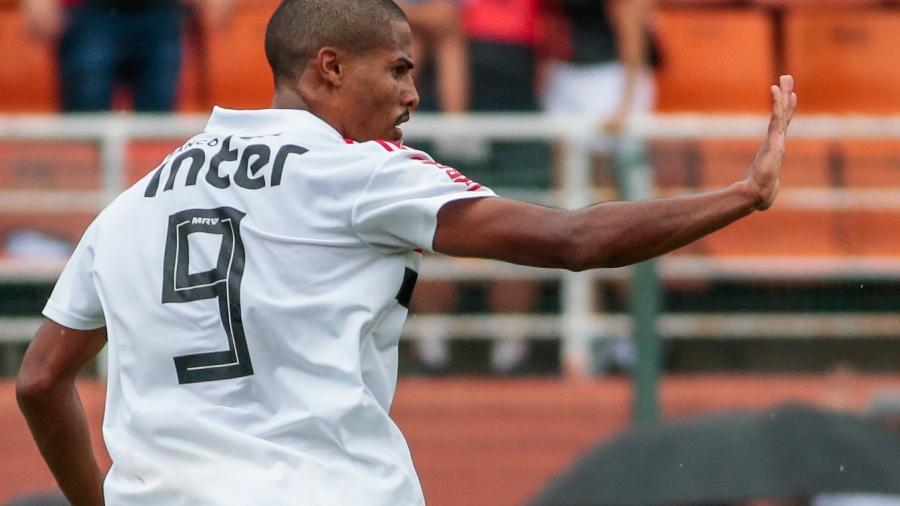Gabriel Novaes comemora gol do São Paulo sobre o Vasco - Marcello Zambrana/AGIF