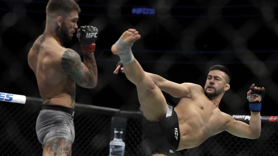 Pedro Munhoz tenta acertar Cody Garbrandt durante UFC 235 - Isaac Brekken/Getty Images /AFP