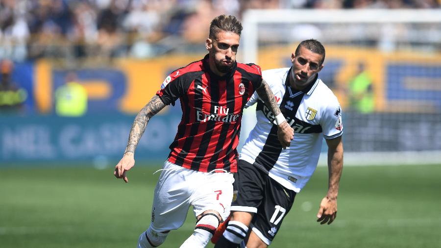 Samu Castillejo carrega a bola e é marcado por Antonino Barilla em jogo entre Milan e Parma - JENNIFER LORENZINI/REUTERS